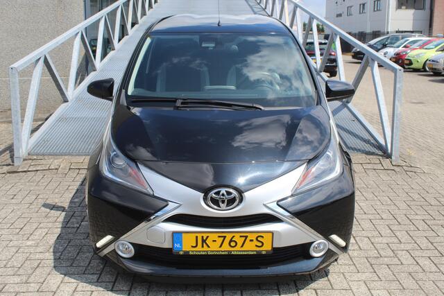 Toyota AYGO 1.0 VVT-i x-sport Lage originele kilometerstand/Airco/Achteruitrijcamera/Apple carplay/Bluetooth/Toerenteller/Lane assist/Multifunctioneel stuurwiel/Elektrische ramen/Elektrisch verstelbare spiegels/15'' Lichtmetalen velgen.