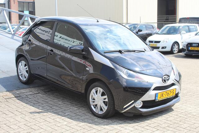 Toyota AYGO 1.0 VVT-i x-sport Lage originele kilometerstand/Airco/Achteruitrijcamera/Apple carplay/Bluetooth/Toerenteller/Lane assist/Multifunctioneel stuurwiel/Elektrische ramen/Elektrisch verstelbare spiegels/15'' Lichtmetalen velgen.