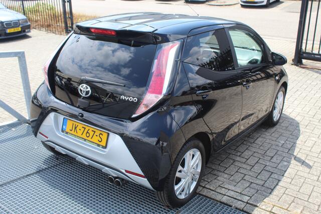 Toyota AYGO 1.0 VVT-i x-sport Lage originele kilometerstand/Airco/Achteruitrijcamera/Apple carplay/Bluetooth/Toerenteller/Lane assist/Multifunctioneel stuurwiel/Elektrische ramen/Elektrisch verstelbare spiegels/15'' Lichtmetalen velgen.