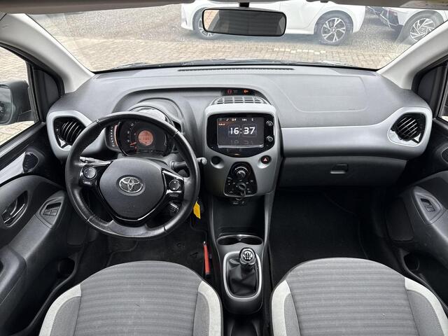Toyota AYGO 1.0 VVT-i x-play **AIRCO/ BEGRENZER/ PARKEERCAMERA/ GARANTIE**