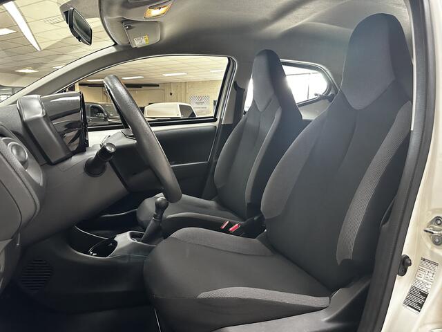 Toyota AYGO 1.0 VVT-i x/ Facelift!/ 5-Drs/ Airco/ C.V. Afstand/ Elek. Ramen/ Isofix/ Bluetooth/ AUX & USB/ Multi. Stuur/ LED Dagrijverl./ Getint glas.