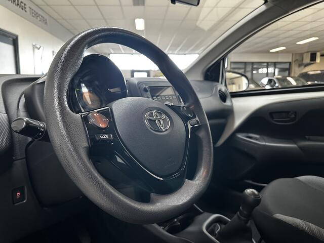 Toyota AYGO 1.0 VVT-i x/ Facelift!/ 5-Drs/ Airco/ C.V. Afstand/ Elek. Ramen/ Isofix/ Bluetooth/ AUX & USB/ Multi. Stuur/ LED Dagrijverl./ Getint glas.