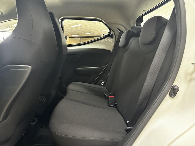 Toyota AYGO 1.0 VVT-i x/ Facelift!/ 5-Drs/ Airco/ C.V. Afstand/ Elek. Ramen/ Isofix/ Bluetooth/ AUX & USB/ Multi. Stuur/ LED Dagrijverl./ Getint glas.
