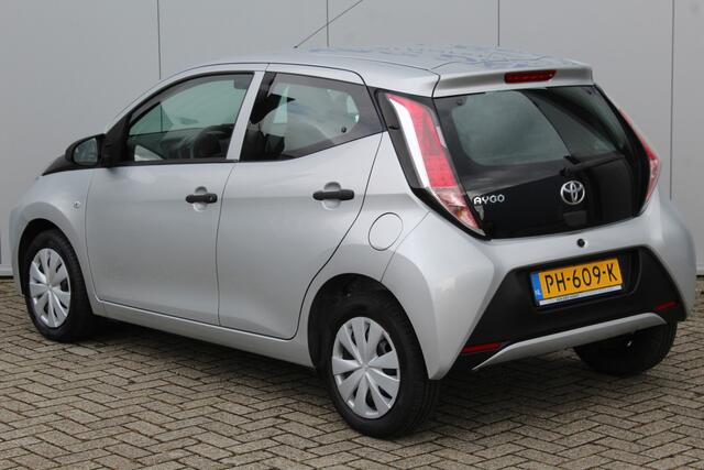 Toyota AYGO 1.0-70pk VVT-i x-fun 5drs. Keurige Toyota Aygo 5drs. Slechts 24,- wegenbelasting per mnd. Airco, metallic lak, 5 deuren, ABS/ESP, telefoonvoorb., USB, elektr. ramen voor, centr. vergr. afst. bed.
