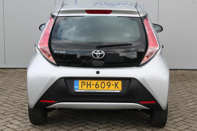 Toyota AYGO 1.0-70pk VVT-i x-fun 5drs. Keurige Toyota Aygo 5drs. Slechts 24,- wegenbelasting per mnd. Airco, metallic lak, 5 deuren, ABS/ESP, telefoonvoorb., USB, elektr. ramen voor, centr. vergr. afst. bed.