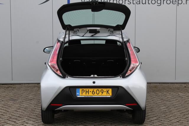 Toyota AYGO 1.0-70pk VVT-i x-fun 5drs. Keurige Toyota Aygo 5drs. Slechts 24,- wegenbelasting per mnd. Airco, metallic lak, 5 deuren, ABS/ESP, telefoonvoorb., USB, elektr. ramen voor, centr. vergr. afst. bed.