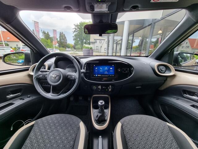 Toyota AYGO X 1.0 VVT-i | Bi-Tone | 2024 | Carplay | Camera | Slechts 8dkm | Nieuwstaat!