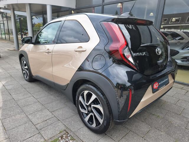 Toyota AYGO X 1.0 VVT-i | Bi-Tone | 2024 | Carplay | Camera | Slechts 8dkm | Nieuwstaat!