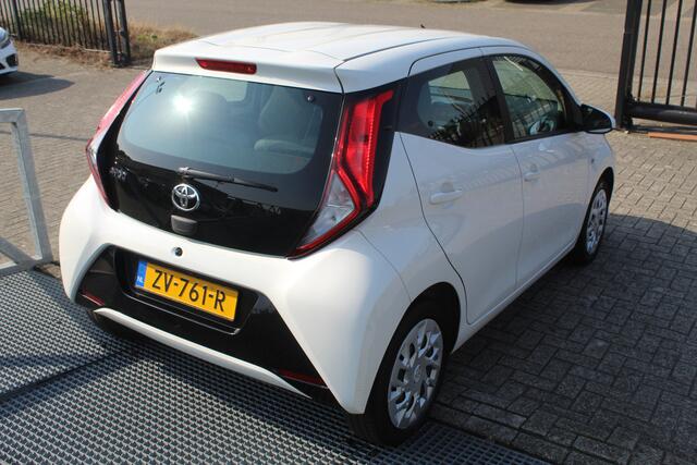 Toyota AYGO 1.0 VVT-i x-play limited Navigatie/Achteruitrijcamera/Apple carplay/Airco/Bluetooth/Toerenteller/Multifunctioneel stuurwiel/LED koplampen/Elektrisch verstelbare spiegels/Elektrische ramen.