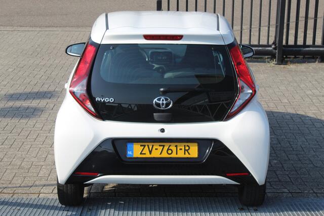 Toyota AYGO 1.0 VVT-i x-play limited Navigatie/Achteruitrijcamera/Apple carplay/Airco/Bluetooth/Toerenteller/Multifunctioneel stuurwiel/LED koplampen/Elektrisch verstelbare spiegels/Elektrische ramen.
