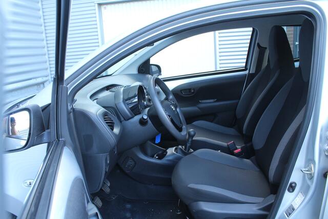 Toyota AYGO 1.0 VVT-i 70pk x-fun NL-Auto NAP 16321km Airco CPV El. Ramen LED 1e Eigenaar