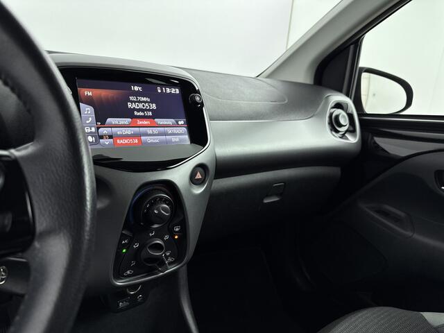 Toyota AYGO 1.0 VVT-i X-Play X-Shift Automaat | NL-Auto | Apple Carplay -/ Android Auto | Airco | Parkeercamera |