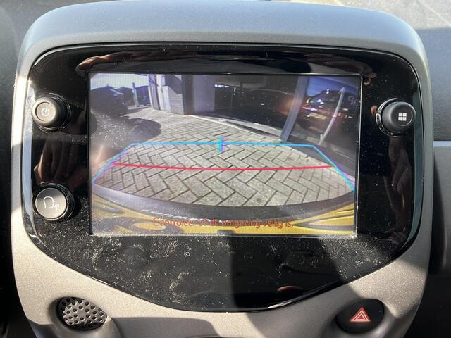 Toyota AYGO 1.0 VVT-i x-play Automaat | Navigatie via Apple Carplay/ Android Auto | Camera achter | Bluetooth telefoon | Airco.