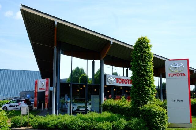 Toyota AYGO 1.0 VVT-i 72PK MT Limited | JBL | 18" lichtmetalen matzwarte vel