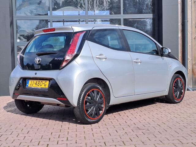Toyota AYGO 1.0 VVT-i x-play | Automaat | Airco | Navi | App-connect | Camera | All-seasons |