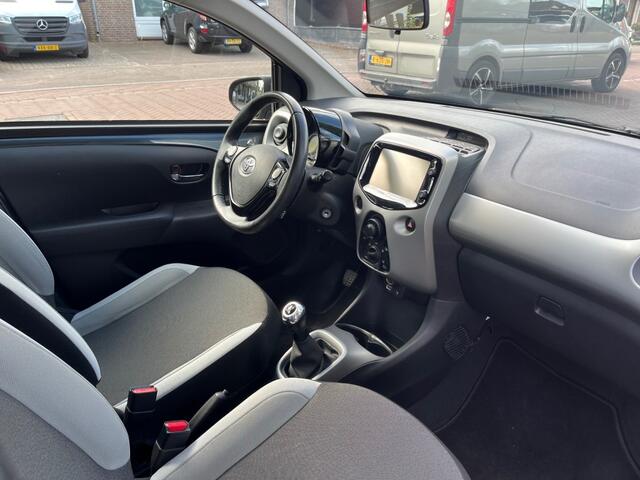 Toyota AYGO 1.0 VVT-I X-PLAY / CAMERA / AIRCO / LED / 15'' LM-VELGEN