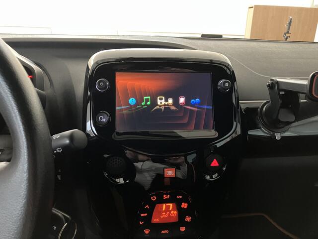 Toyota AYGO 1.0 VVT-i x-JBL | Apple Carplay | Dealeronderhouden | Climate Control |