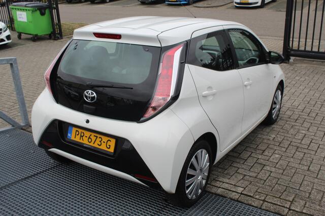 Toyota AYGO 1.0 VVT-i x-play Navigatie/Apple carplay/Airco/Achteruitrijcamera/Toerenteller/Elektrische ramen/Elektrisch verstelbare spiegels.