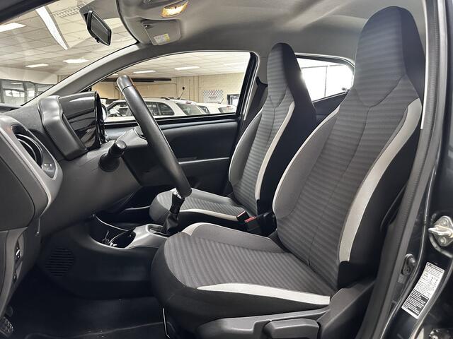 Toyota AYGO 1.0 VVT-i x-play/ Camera/ NAVI!/ Airco/ C.V. Afstand/ Elek. pakket/ Isofix/ Bluetooth/ Multi. LEDER. Stuur/ LED Dagrijverl.