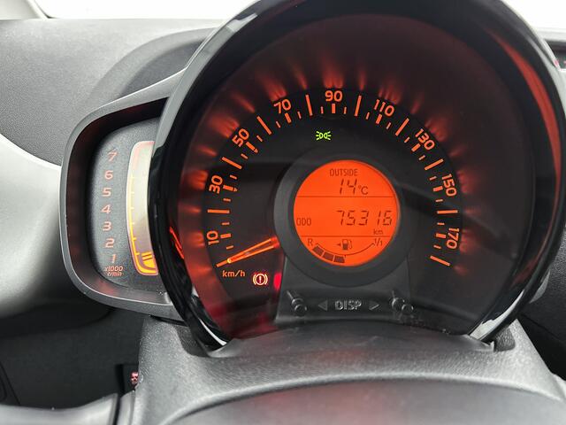 Toyota AYGO 1.0 VVT-i x-play | Navigatie | Airco | Metallic Lak | Dealer Onderhouden |