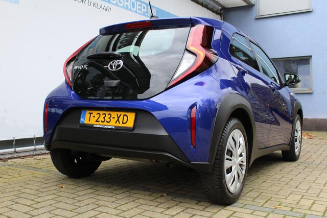 Toyota AYGO X 1.0 VVT-i MT Play | Incl. 12 maanden Garantie | 1e Eigenaar | Cruise controle | Achteruitrijcamera | Apple CarPlay/Android Auto | Lane assist | Airco | DAB Radio | Bluetooth | Centrale deurvergrendeling met handzender | Origineel NL Auto | NAP |