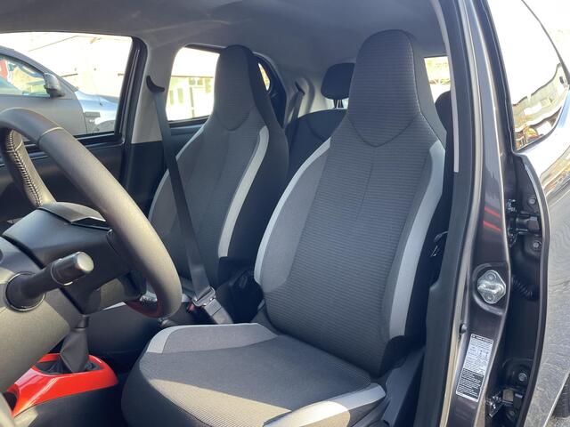 Toyota AYGO 1.0 VVT-i x-play , 35.000 km | Apple/Android Navigatie | Org NL en 1e Eigenaar |