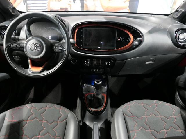 Toyota AYGO X 1.0 VVT-i MT Limited *Camera & sensoren v+a* - Draadloze telefoonlader, bluetooth, LMV 18", half leder/stof bekleding