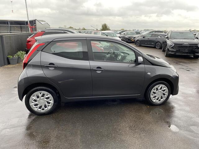 Toyota AYGO 1.0 VVT-i x-play Apple Carplay en/of Android auto navigatie, Achteruitrijcamera, 1e eign. NL-auto