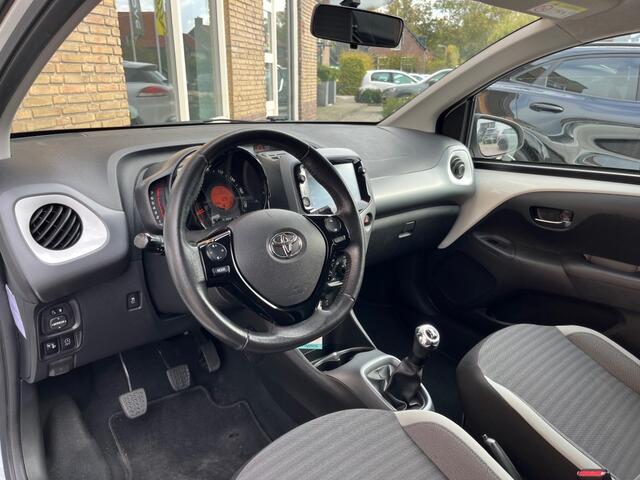 Toyota AYGO 1.0 VVT-I X-FIRST 5-DEURS CARPLAY/LMV/LED/CAMERA/NL-AUTO/1E EIG.