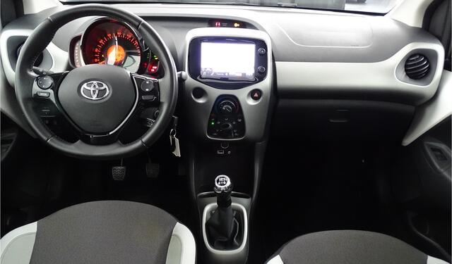 Toyota AYGO 1.0 VVT-i x-nav navi, start/stop, traction c, multystuur, airco,achter camera, buiten spiegels elec.
