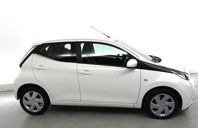 Toyota AYGO 1.0 VVT-i x-nav navi, start/stop, traction c, multystuur, airco,achter camera, buiten spiegels elec.