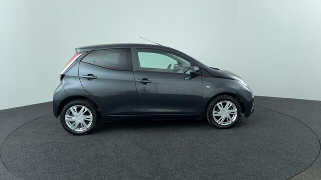 Toyota AYGO 1.0 VVT-i x-play | 4 Seizoenenbanden | P. Camera | Climate Control