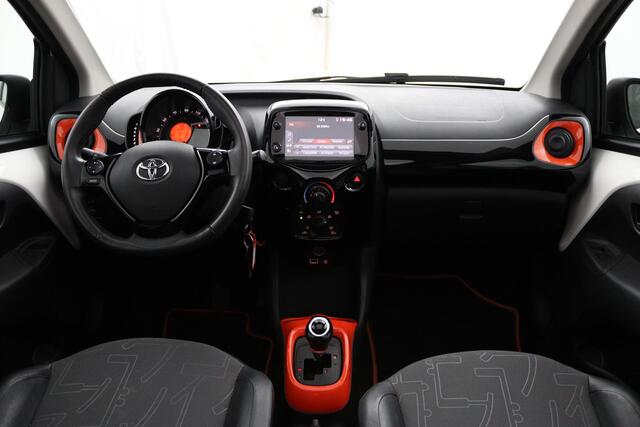 Toyota AYGO 1.0 VVT-i x-otic | Cabrio | | Automaat | Leder-stof bekleding | Groot multimedia scherm |