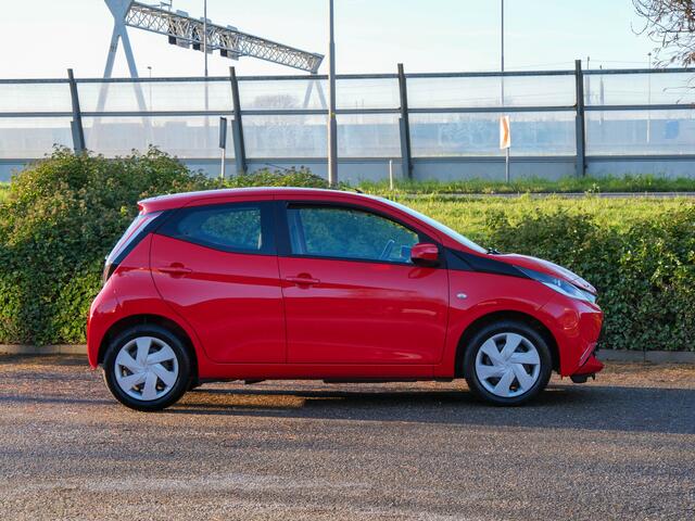 Toyota AYGO 1.0 VVT-i x-play | CAMERA | CRUISE CONTROL |