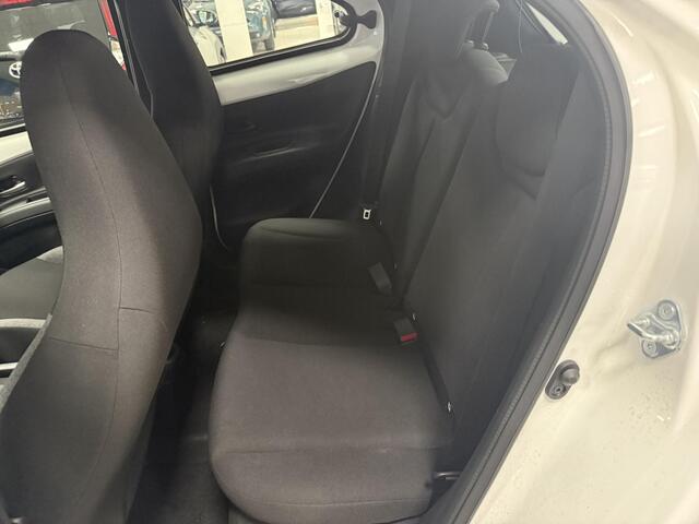 Toyota AYGO X 1.0 VVT-i MT Play + Trekhaak, NL Auto, zeer netjes 1e eigenaar en BTW auto