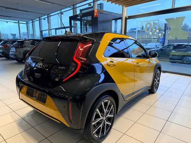 Toyota AYGO X Hybrid 115 GR Sport | DEMO & DIRECT LEVERBAAR | JBL | Keyless | Stoelverwarming | Navigatie |