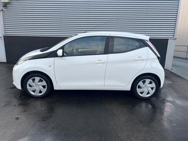 Toyota AYGO 1.0 VVT-i x-play Fabrieksgarantie tot 16 nov 2026, Airco, Parkeerhulp camera, Bluetooth, Centrale deurvergrendeling.