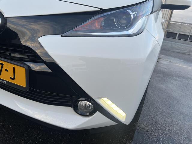 Toyota AYGO 1.0 VVT-i x-play Fabrieksgarantie tot 16 nov 2026, Airco, Parkeerhulp camera, Bluetooth, Centrale deurvergrendeling.