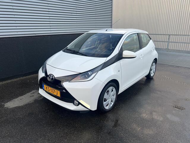 Toyota AYGO 1.0 VVT-i x-play Fabrieksgarantie tot 16 nov 2026, Airco, Parkeerhulp camera, Bluetooth, Centrale deurvergrendeling.