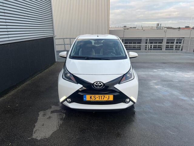 Toyota AYGO 1.0 VVT-i x-play Fabrieksgarantie tot 16 nov 2026, Airco, Parkeerhulp camera, Bluetooth, Centrale deurvergrendeling.