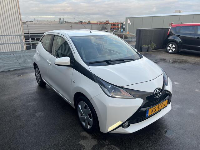 Toyota AYGO 1.0 VVT-i x-play Fabrieksgarantie tot 16 nov 2026, Airco, Parkeerhulp camera, Bluetooth, Centrale deurvergrendeling.
