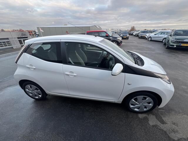 Toyota AYGO 1.0 VVT-i x-play Fabrieksgarantie tot 16 nov 2026, Airco, Parkeerhulp camera, Bluetooth, Centrale deurvergrendeling.