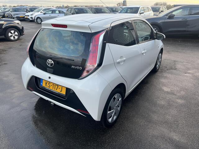 Toyota AYGO 1.0 VVT-i x-play Fabrieksgarantie tot 16 nov 2026, Airco, Parkeerhulp camera, Bluetooth, Centrale deurvergrendeling.