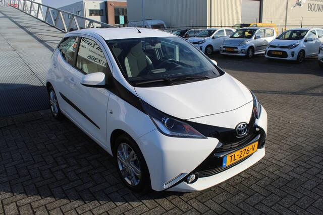 Toyota AYGO 1.0 VVT-i x-play Automaat/Achteruitrijcamera/Airco/Licht metalen velgen/Bluetooth/Centrale vergrendeling/Elektrische ramen