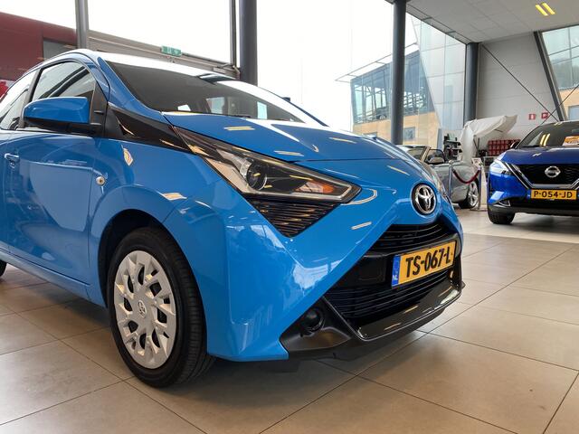 Toyota AYGO 1.0 VVT-i x-play,Apple Carplay/Android Auto,Achteruitrijcamera,Airco,Snelheidsbegrenzer,Elektrischpakket,Usb Ipod Aansluiting,Lage Kilometerstand
