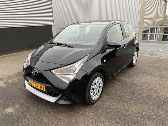 Toyota AYGO 1.0 VVT-i x-play limited NL-auto, boekjes compleet! Navigatie Apple CarPlay/Android Auto, achteruitrij camera, airco, neerklapbare achterbank,