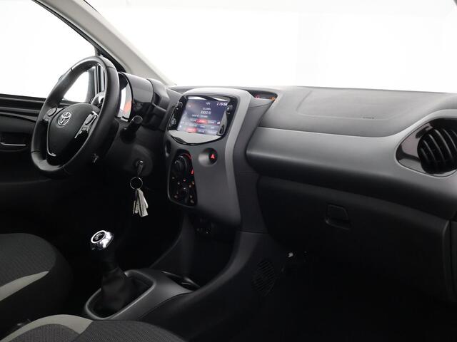 Toyota AYGO 1.0 VVT-i X-PLAY CARPLAY NAVI GARANTIE 2031 1e EIG BIJNA 2021. 100% ONDERHOUDEN .CAMERA.BLACK EDITION