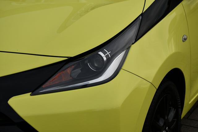 Toyota AYGO 1.0 VVT-i x-cite 5-deurs 69pk | Airconditioning | Zwarte lichtmetalen velgen | Dealer-onderhouden |