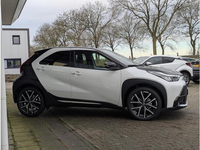 Toyota AYGO X Hybrid 115 GR Sport | Nieuw model! | JBL | Stoelverw. | Camera | PDC V+A | ACC | Keyless | Qi-lader | Half-leer