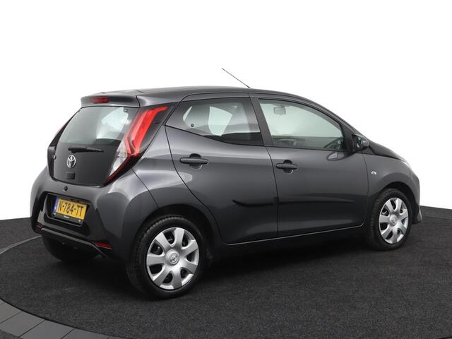 Toyota AYGO 1.0 VVT-i x-play | Airco | Parkeercamera | Apple carplay - Android auto |